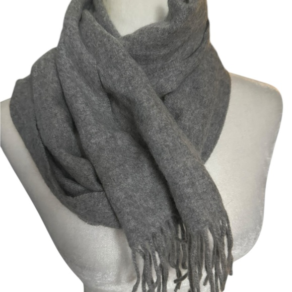 Bloomingdales The Mens Store Scarf with Fringe 100% Cashmere Light Gray NWT - Picture 4 of 7